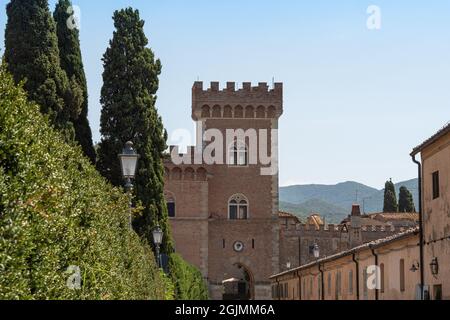 Umkämpfter Turm der mittelalterlichen Burg am Eingang zum Dorf Bolgheri. Stockfoto