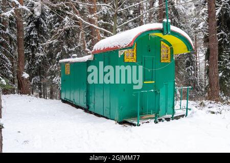 Green Old Cabin in Snow Woods Stockfoto