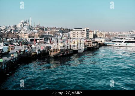 04.03.2021. istanbul Türkei. Berühmter Street Food Verkäufer in bosphorus istanbul im eminonu Bezirk. Gegrillte Fischerboote in der Nähe des Wasserendes und der Küste. Stockfoto