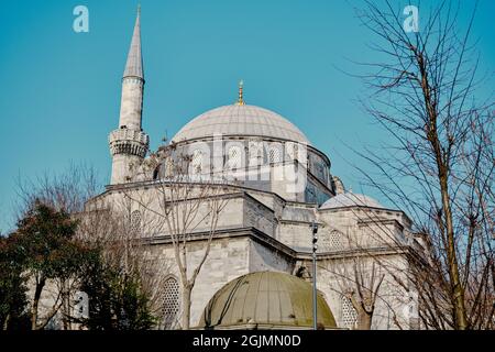 Türkei istanbul 03.03.2021. Sultan Mahmud II. (2. Mahmut) Grab in istanbul am Morgen und sonnigen Tag und seine barocke Architektur Stockfoto