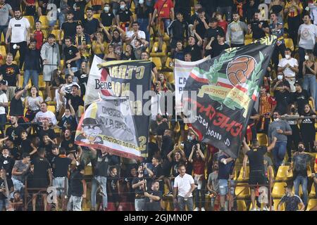 Unterstützer Benevento beim Fußballspiel der Serie B zwischen Benevento und Lecce im Ciro Vigorito Stadium, Benevento, Italien, am 10. September 2021 Stockfoto