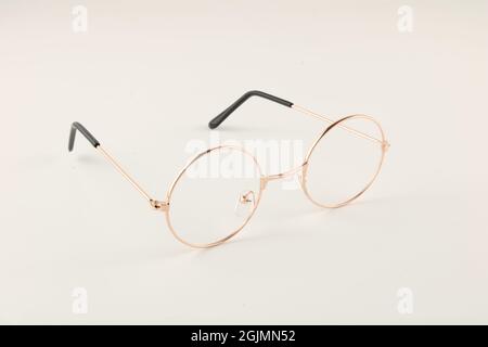 Vintage Kreis Augenbrille auch bekannt als Teetöne, 1960s Brille isoliert auf einfachem Hintergrund mit Kopierraum Stockfoto