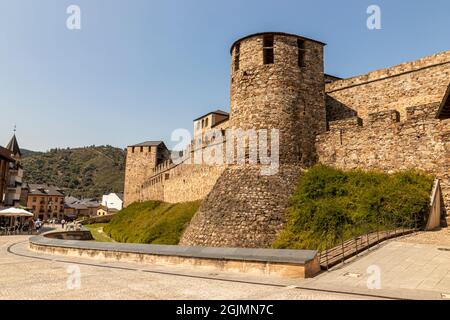 Ponferrada, Spanien. Der Turm Torre del Malvecino und die Mauern des Castillo de los Templarios (Burg der Tempelritter) Stockfoto