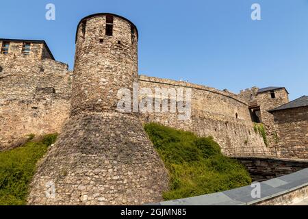 Ponferrada, Spanien. Der Turm Torre del Malvecino und die Mauern des Castillo de los Templarios (Burg der Tempelritter) Stockfoto