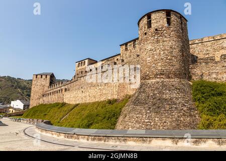 Ponferrada, Spanien. Der Turm Torre del Malvecino und die Mauern des Castillo de los Templarios (Burg der Tempelritter) Stockfoto