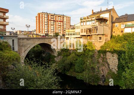 Ponferrada, Spanien. Die Puente Cubelos, eine Brücke aus dem 19. Jahrhundert, die sich in der ursprünglichen Lage von Pons Ferrata befindet, die der Stadt ihren Namen gibt Stockfoto