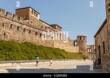 Ponferrada, Spanien. Der Turm Torre del Malvecino und die Mauern des Castillo de los Templarios (Burg der Tempelritter) Stockfoto