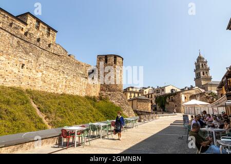 Ponferrada, Spanien. Der Turm Torre del Malvecino und die Mauern des Castillo de los Templarios (Burg der Tempelritter) Stockfoto