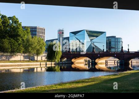 Blick auf den Kubus mit der Brücke im Vordergrund Und der Hauptbahnhof im Hintergrund Stockfoto