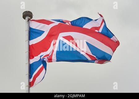 Die Flagge Großbritanniens fliegt auf dem Fahnenmast Stockfoto
