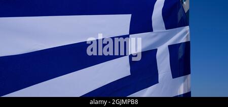 Blick auf die griechische Flagge im Wind, Oia, Santorini, Griechenland Stockfoto