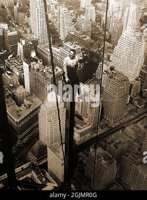 Carl Russel, ein Arbeiter der 30er Jahre, fotografierte während des Baus des 85. Stockwerks des Empire State Building, das auf einem aufrechten Träger ohne jegliche Sicherheitsmerkmale sitzt. Der Art-Deco-Wolkenkratzer in Manhattan, New York City, Vereinigte Staaten von Amerika. Es wurde von Shreve, Lamb & Harmon entworfen und zwischen 1930 und 1931 gebaut. Stockfoto