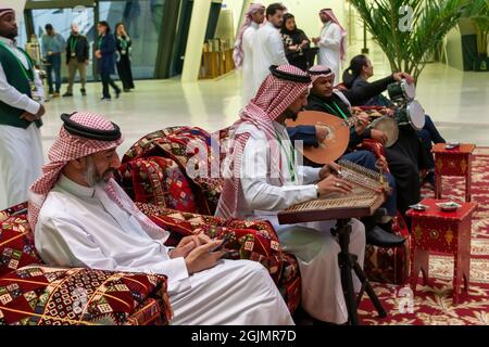 Riad, Saudi-Arabien - 30. Dezember 2017: Musiker spielen authentische Musik während der King Salman Schachweltmeisterschaften im APEX Convention Center Stockfoto