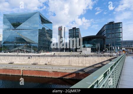 Blick auf den Hauptbahnhof und das intelligente Bürogebäude „Cube berlin“ Stockfoto