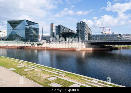 Blick auf den Hauptbahnhof und das intelligente Bürogebäude „Cube berlin“ Stockfoto