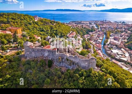 Trsat und Rijeka Luftpanorama, historische Altstadt in der Kvarner Bucht von Kroatien Stockfoto