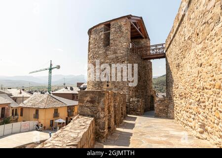 Ponferrada, Spanien. Der Turm Torre del Malvecino und die Mauern des Castillo de los Templarios (Burg der Tempelritter) Stockfoto