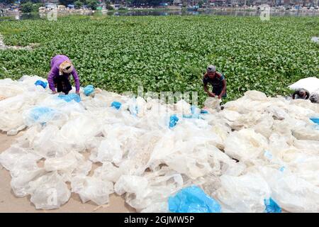 Dhaka, Bangladesch. September 2021. Arbeiter sammeln Polyethylen und Verarbeitung in der Straße im Buriganga-Fluss.Arbeiter aus Kamrangirchar sammeln und trennen Einweg-Beutel, die in einer Polythene-Fabrik wiederverwendet werden. Am 10. September 2021 in Dhaka, Bangladesch. Foto von Habibur Rahman/ABACAPRESS.COM Quelle: Abaca Press/Alamy Live News Stockfoto