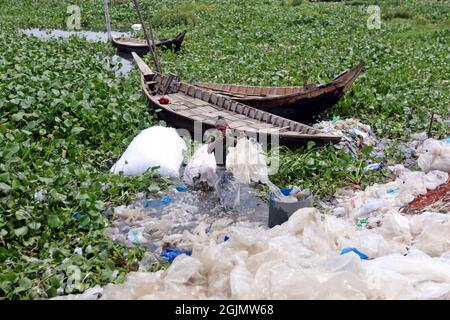 Dhaka, Bangladesch. September 2021. Arbeiter sammeln Polyethylen und Verarbeitung in der Straße im Buriganga-Fluss.Arbeiter aus Kamrangirchar sammeln und trennen Einweg-Beutel, die in einer Polythene-Fabrik wiederverwendet werden. Am 10. September 2021 in Dhaka, Bangladesch. Foto von Habibur Rahman/ABACAPRESS.COM Quelle: Abaca Press/Alamy Live News Stockfoto