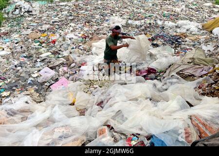 Dhaka, Bangladesch. September 2021. Arbeiter sammeln Polyethylen und Verarbeitung in der Straße im Buriganga-Fluss.Arbeiter aus Kamrangirchar sammeln und trennen Einweg-Beutel, die in einer Polythene-Fabrik wiederverwendet werden. Am 10. September 2021 in Dhaka, Bangladesch. Foto von Habibur Rahman/ABACAPRESS.COM Quelle: Abaca Press/Alamy Live News Stockfoto