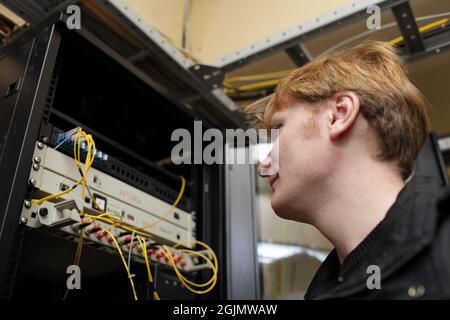 Porträt eines Wartungstechnikers auf einem Telekommunikationsstandort Stockfoto