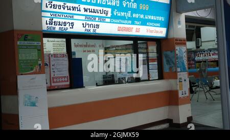 Eastern Bangkok Bus Terminal aka Ekamai Sukhumvit Road, Khwaeng Phra Khanong, Bangkok Thailand. Air Con Bus Bangkok nach Pattaya Stockfoto