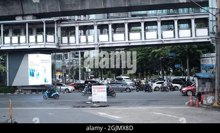 BTS Skytrain Skywalk Sukhumvit Road an der Kreuzung Soi Asoke Road Bangkok Thailand Stockfoto