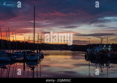 Kinsale, West Cork, Irland. September 2021. Am 20. Jahrestag der Terroranschläge von 9/11 in Amerika geht die Sonne über Kinsale auf. Bei den tödlichsten Terroranschlägen der Weltgeschichte wurden während der Anschläge 2,977 Menschen getötet. Quelle: AG News/Alamy Live News Stockfoto