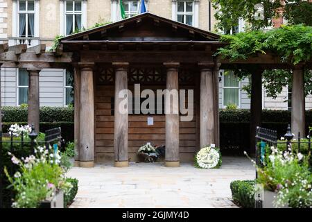 Blumen, die im September 11 Memorial Garden auf dem Grosvenor Square, London, zum 20. Jahrestag des Terroranschlags von al Qaida in den Vereinigten Staaten gelegt wurden. Bilddatum: Samstag, 11. September 2021. Stockfoto