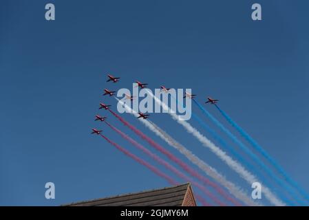 Elf RAF Red Arrows fliegen BAE Hawks T1 am 7. September 2021 in großer Kampfformation über Wittering Cambridgeshire auf dem Weg nach Jersey Stockfoto