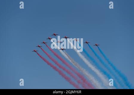 Elf rote Pfeile in großer Kampfformation über Wittering Cambridgeshire auf dem Weg nach Jersey am 7. September 2021 Stockfoto