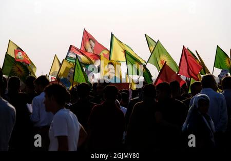 Kurdische Männer halten Flaggen mit dem Image von Abdullah Ocalan, Gründungsmitglied der militanten Organisation Kurdische Arbeiterpartei oder PKK in der Stadt Arbil oder Irbil Nordirak Stockfoto