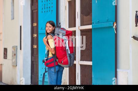 Junge feamle Reisende Sightseeing allein in Prag Stockfoto