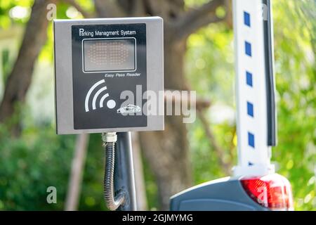 Easy Pass bluetooth Fernbedienungsleser für Zutrittskontrolle Express Auto Weg Tor vor dem modernen Bürogebäude, Sicherheit Parkplatz Management t Stockfoto