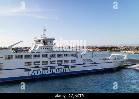 Jadrolinija Fähre zur kroatischen Insel Ugljan - Hafen Gazenica, Zadar, Kroatien Stockfoto