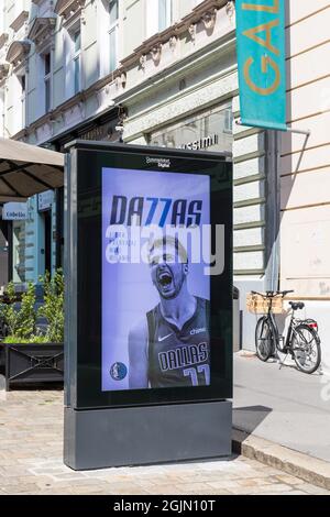 Plakatwand der slowenische Profi-Basketballspieler Luka Doncic - Ljubljana, Slowenien Stockfoto