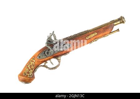 Alte antike Feuerwaffe mit Bronze-Inlay isoliert auf weißem Hintergrund. Speicherplatz kopieren. Stockfoto