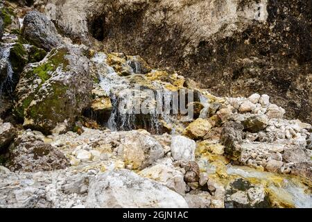 Kleiner Wasserfall aus reinem Wasser auf den dolomiten Bergen Stockfoto