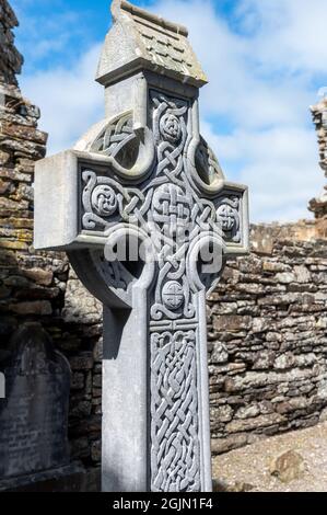 Timoleague, Irland - 15. Juli 2021: In Stein gemeißeltes Irisches Kreuz in den Ruinen einer Abtei in Irland Stockfoto