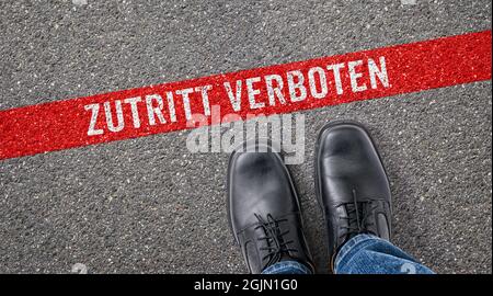 Rote Linie auf Asphalt - nicht in deutsch eingeben - Zutritt verboten Stockfoto