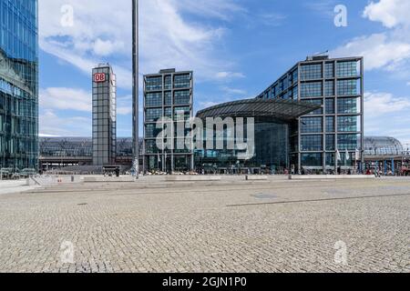 Blick vom Vorplatz auf den Haupteingang des Berliner Hauptbahnhofs Stockfoto