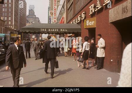 USA New York 1967. Blick auf die Straße mit Menschen vor dem Restaurant The Brass Rail. Kodachrome Dia Original. Credit Roland Palm Ref. 6-10-17 Stockfoto