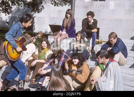 USA dezember 1968. Studenten der University of California Berkeley sahen Musik spielen und auf dem Universitätsgelände herumhängen. Kodachrome Dia Original. Credit Roland Palm Ref. 6-1-7 Stockfoto