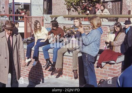 USA dezember 1968. Studenten der University of California Berkeley sahen Musik spielen und auf dem Universitätsgelände herumhängen. Credit Roland Palm Ref. 6-1-1 Stockfoto