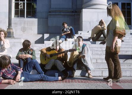 USA dezember 1968. Studenten der University of California Berkeley sahen Musik spielen und auf dem Universitätsgelände herumhängen. 6-1-19 Credit Roland Palm Ref. 6-1-5 Stockfoto