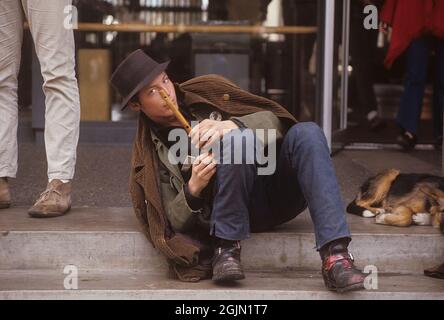 USA dezember 1968. Studenten der University of California Berkeley sahen Musik spielen und auf dem Universitätsgelände herumhängen. 6-1-19 Credit Roland Palm Ref. 6-1-9 Stockfoto