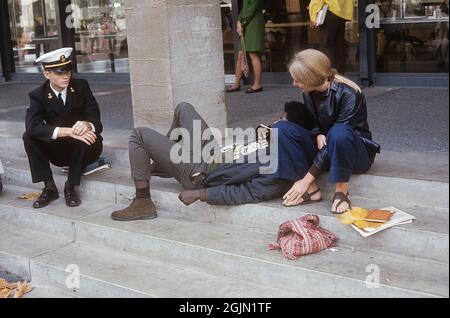 USA dezember 1968. Studenten der University of California Berkeley in typischen 1968-er Kleidern, die ein Gespräch mit einem jungen Marineoffizier führen. Kodachrome Dia Original. Credit Roland Palm Ref. 6-1-16 Stockfoto