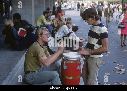 USA dezember 1968. Studenten der University of California Berkeley sahen Musik spielen und auf dem Universitätsgelände herumhängen. Kodachrome Dia Original. Credit Roland Palm Ref. 6-1-10 Stockfoto