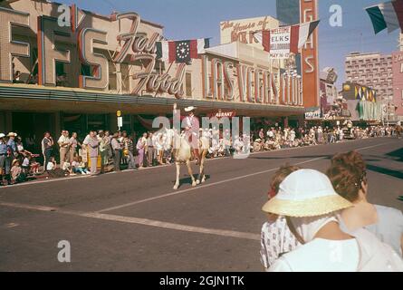 Las Vegas 1959. Eine Parade führt durch die Innenstadt von Las Vegas und die Fremont Street und die Menschen stehen auf den Bürgersteigen und schauen. Kodachrome Dia Original. Credit Roland Palm Ref. 6-2-12 Stockfoto