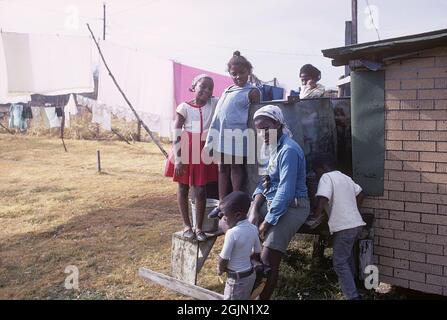 USA Georgia 1967. Eine afroamerikanische Frau vor ihrem Haus in Georgien fotografiert mit ihren Kindern. Sichtlich schlechte Umgebung. Kodachrome Dia Original. Credit Roland Palm Ref. 6-4-19 Stockfoto